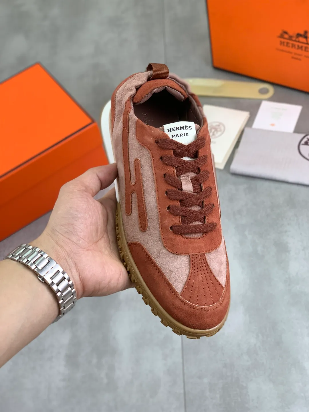 Men's men's shoes 💰P580 new top version original order Hermes Hermès couple 🧑‍🤝‍🧑 style Drift Sneaker autumn new casual sports shoes original purchase development and production H family men's classic series technical breathable fabrics with cowhide casual sports shoes casual sports dad shoes combine high-tech breathable materials and cowhide, H family exclusive button decoration on the side The outsole is full of H italic design and bright colors to show vitality and continue the brand design inspiration. Stroll around the city lightly and feel free and comfortable. Delivered in exquisite packaging🛍📦 ▪️Fabric: original customized breathable material + first layer of cowhide ▪️Inner lining: cowhide feet ▪️Outsole: molded and evacuated PU+TPU material ▪️Size: Female 34-40 (41 customized) Male 39-45 8️⃣ colors available Premium packaging
